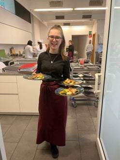 Schülerin beim Tellerservice