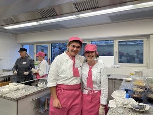 Schülerinnen in der Lehrküche