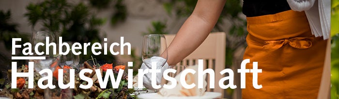 Schülerin deckt einen Tisch