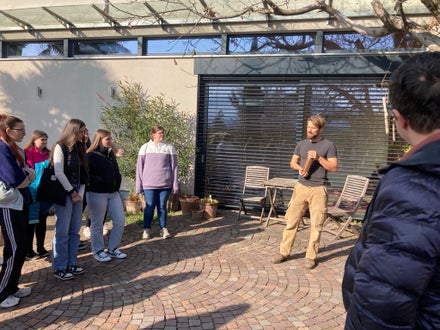 Die Schülerinnen lauschen aufmerksam den Ausführungen des Betriebsbesitzers.