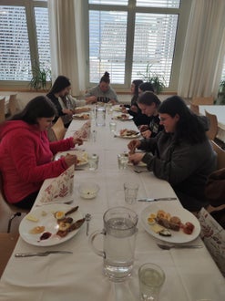 Schülerinnen beim Verzehr der verschiedenen Speisen