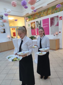 Schülerinnen beim Service