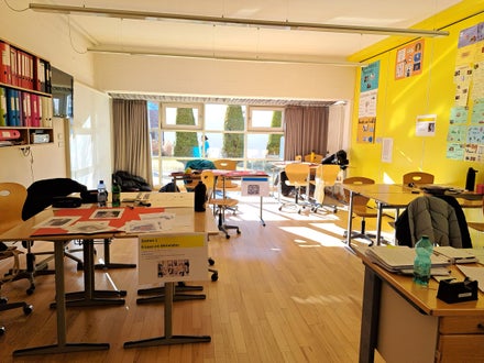 Klassenraum mit verschiedenen Lernstationen zu Themen der Allgemeinbildung