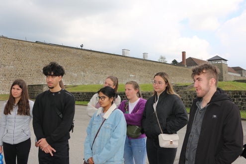 Im Vordergrund Schüler und Schülerinnen  der 5.Klassen, im Hintergrund Mauthausen