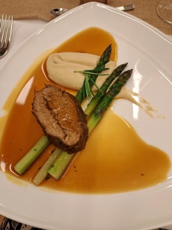 Kalbsschulternahtl  mit Selleriepüree und grünem Spargel
