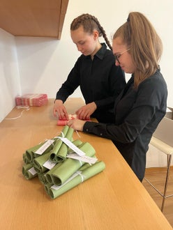 Schülerinnen bei der Serviettenfaltung