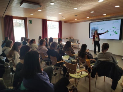 Schüler: innen während des Vortrages 