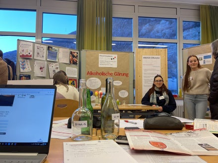 Schülerinnen,Besucher und Besucherinnen informieren sich zum Thema Alkohol.