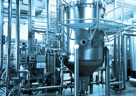 O mașină mare într-o fabrică