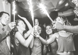 Младежи в клуб палят фойрверки и създават риск за пожар