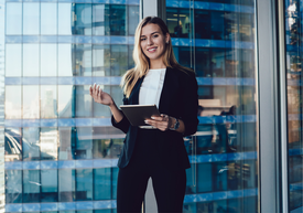 Žena v kostýme drží tablet