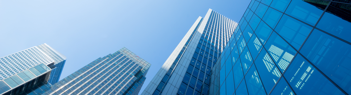 Виждат се високите части на група небостъргачи.