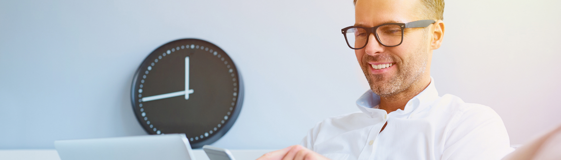 Muž v okuliaroch a bielej košeli