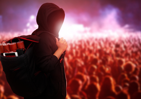 Egy hátizsákos ember és egy embertömeg