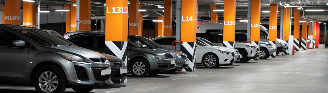 Egy parkolóház több autóval