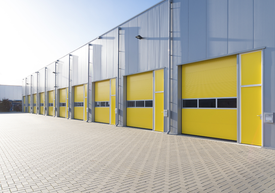 Un rând de uși galbene