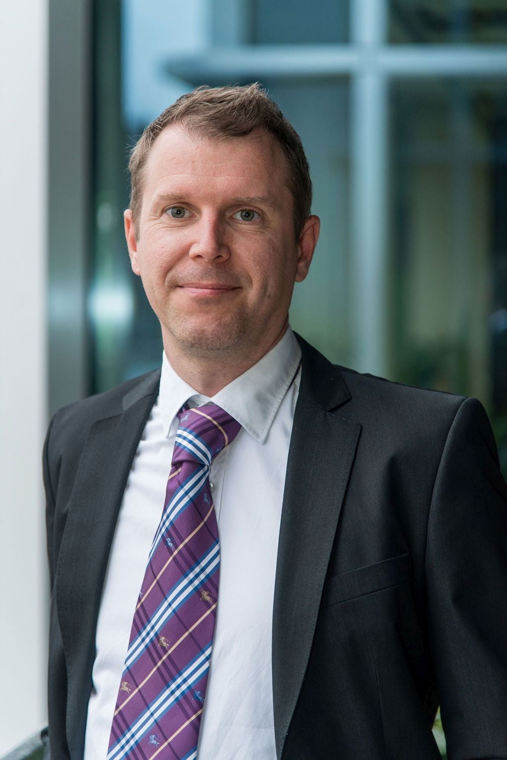 Egy férfi öltönyben és nyakkendőben, Marschalek Péter