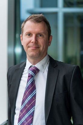 Egy férfi öltönyben és nyakkendőben, Marschalek Péter