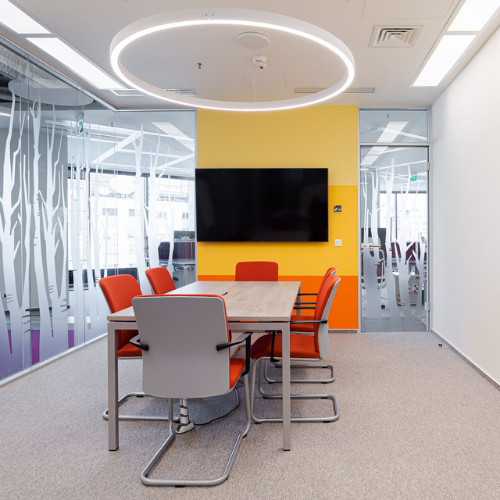 O cameră cu o masă și scaune