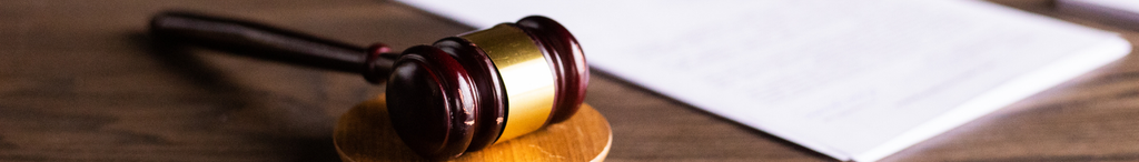 Młotek sędziowski na stole