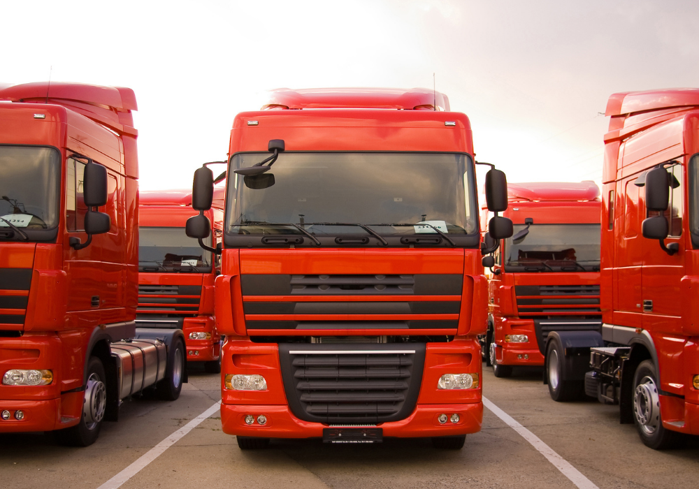 Rad červených nákladných áut