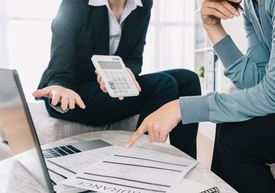 Kobieta wskazująca na kalkulator