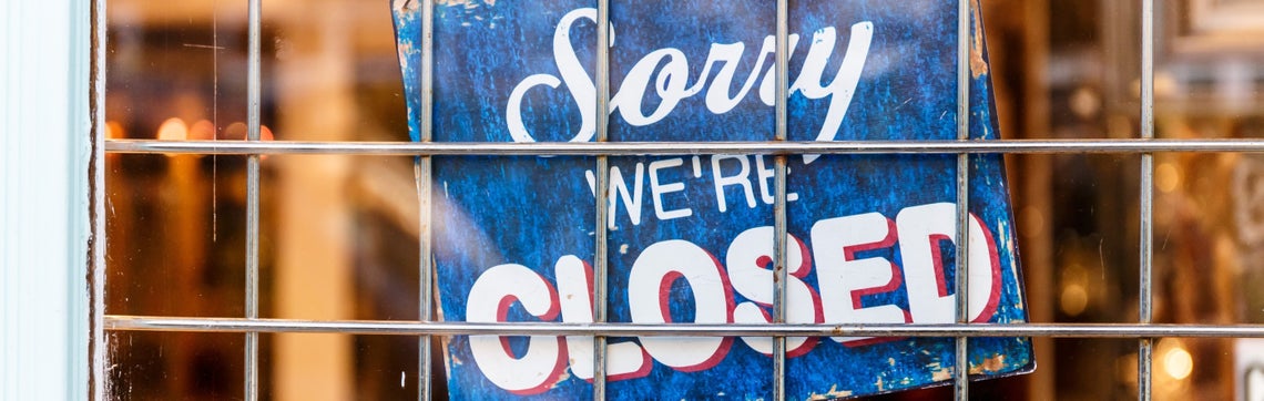 Modrá cedule s bílým nápisem 