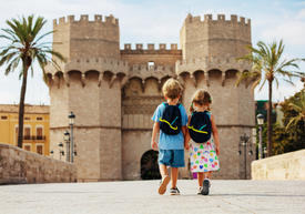 Egy fiú és egy lány sétál egy kastély előtt