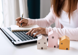 Žena počíta náklady na dom