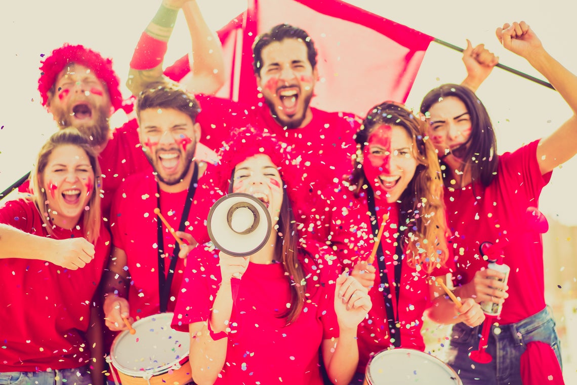 Un grup de persoane care poartă tricouri roșii