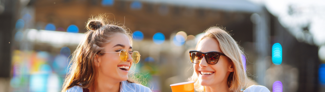 Ženy na festivale s nápojom