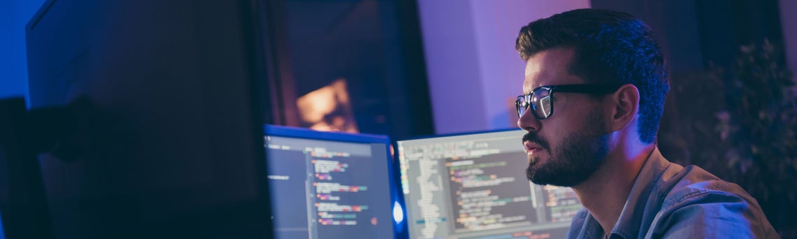 Muž, který se dívá na obrazovku počítače