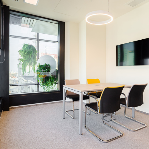 O cameră cu o masă și scaune