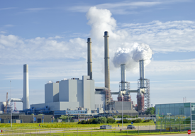 Továrna s chladícími věžemi. 