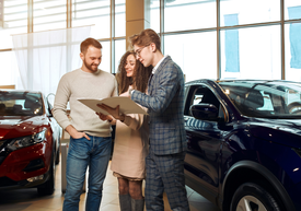 Un grup de oameni care se uită la o lucrare