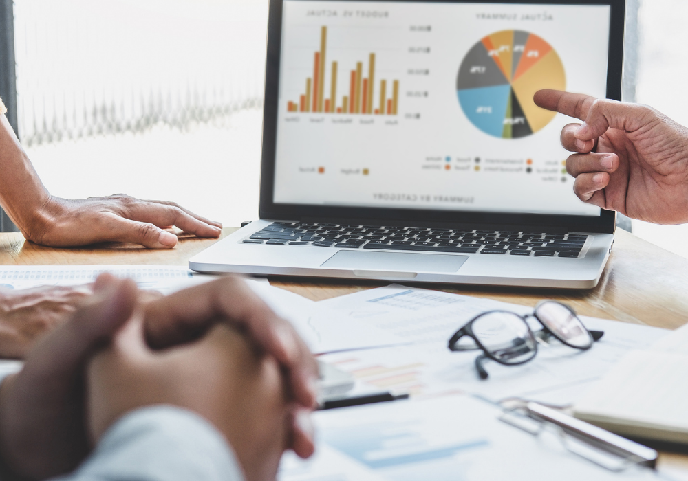 Detailný záber na ruky smerujúce na notebook