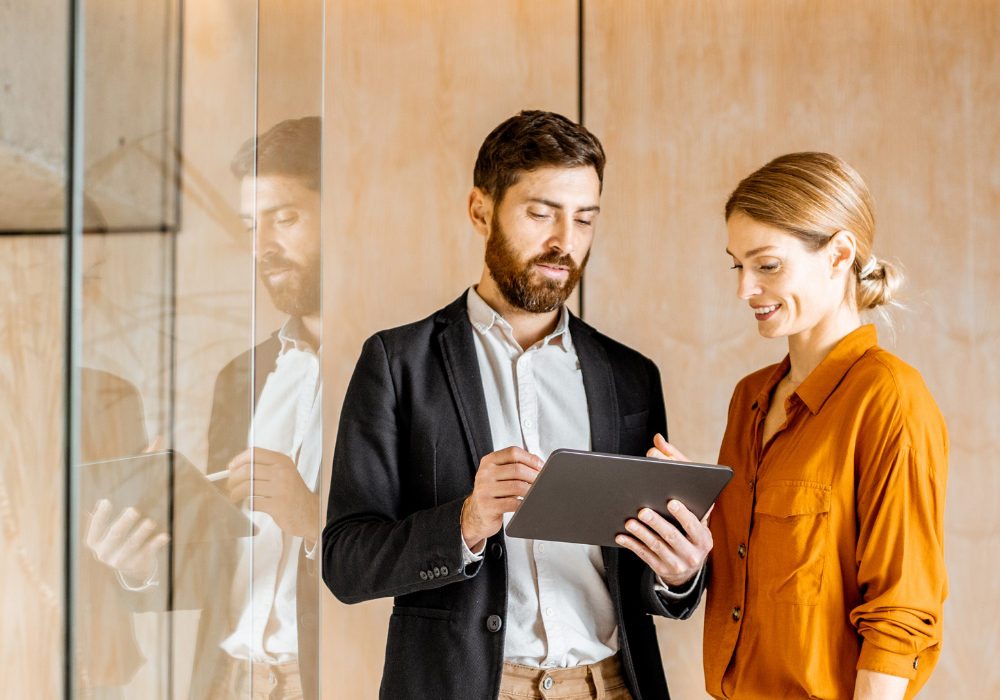 Muž a žena sa pozerajú na tablet