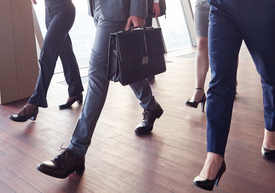 Egy csoport ember sétál egy szobában