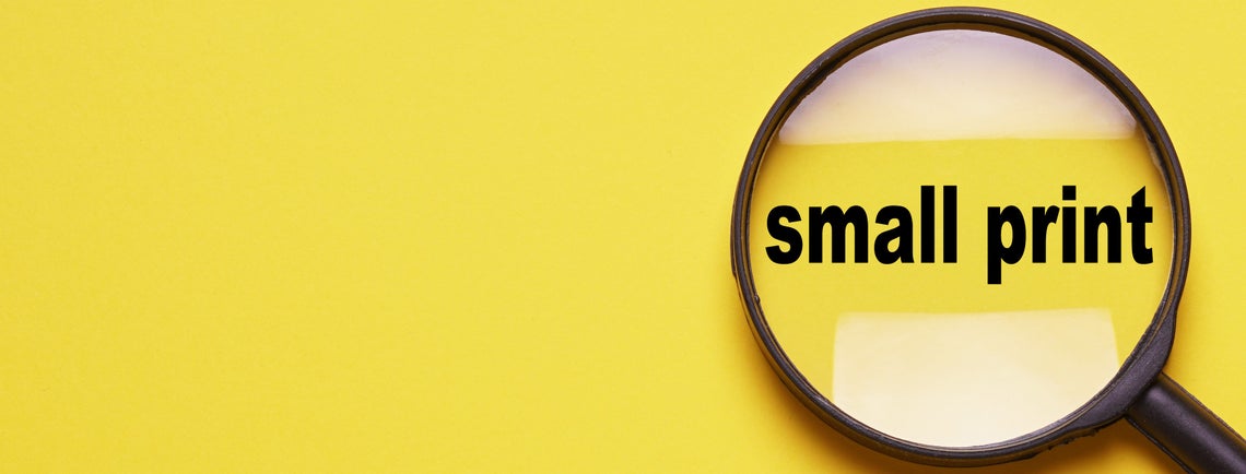 Близък план на лупа, през която се вижда надпис 