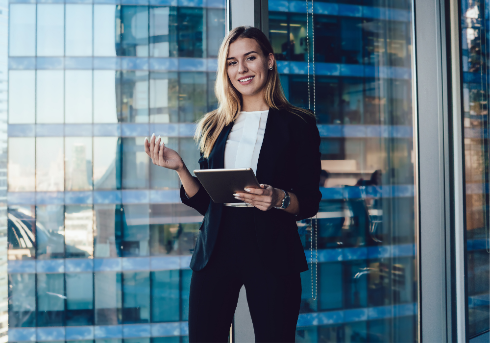 Žena v obleku drží tablet