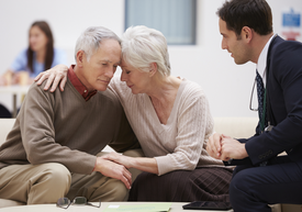 Egy férfi és egy nő ül egy kanapén egymásba borulva