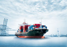 Огромен контейнеровоз в пристанищен залив