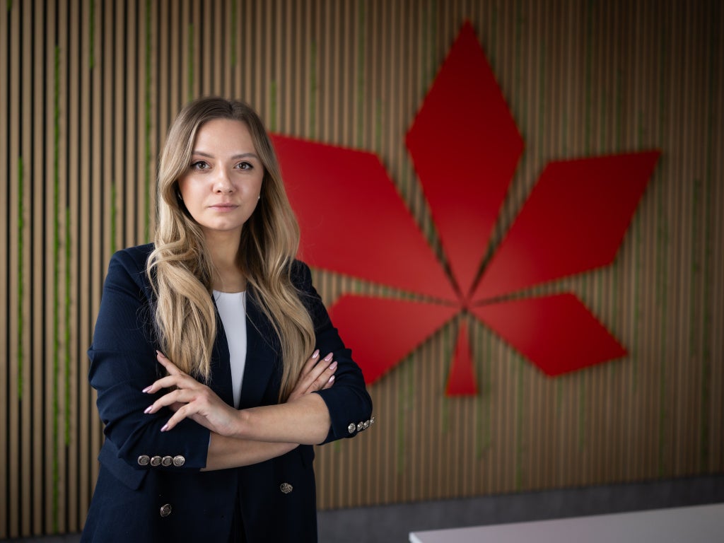 Žena stojaca pred červeným logom