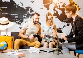 Pár vybírající si dovolenou