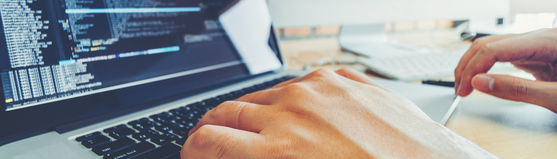 Egy személy gépel egy laptopon