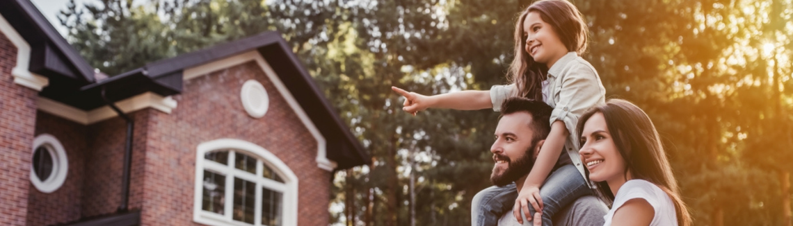Egy fiatal pár, aki egy gyermeket visz a vállán