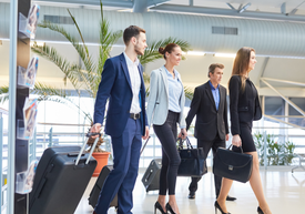 ľudia kráčajúci na letisku