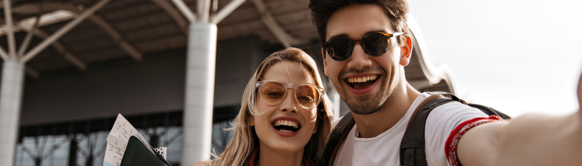 para na urlopie, uśmiechnięta dziewczyna i chłopak na wyjeździe turystycznym, zdjęcie w poziomie