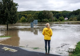Žena stojící v zaplavené oblasti
