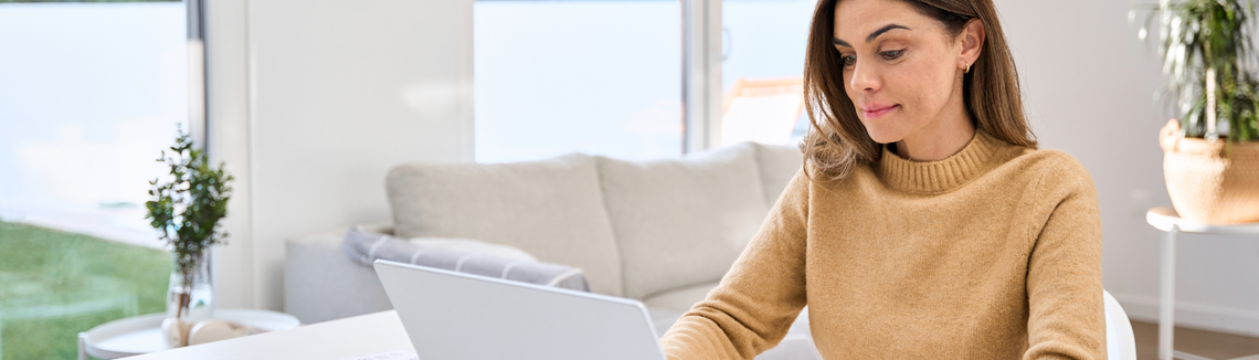 Egy nő laptopot használ